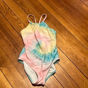 im selling this one peice bathing suit the size is 10/12 in kids and its washed